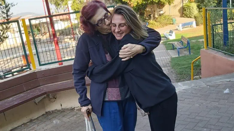 אחת התלמידות עם ניצולת שואה