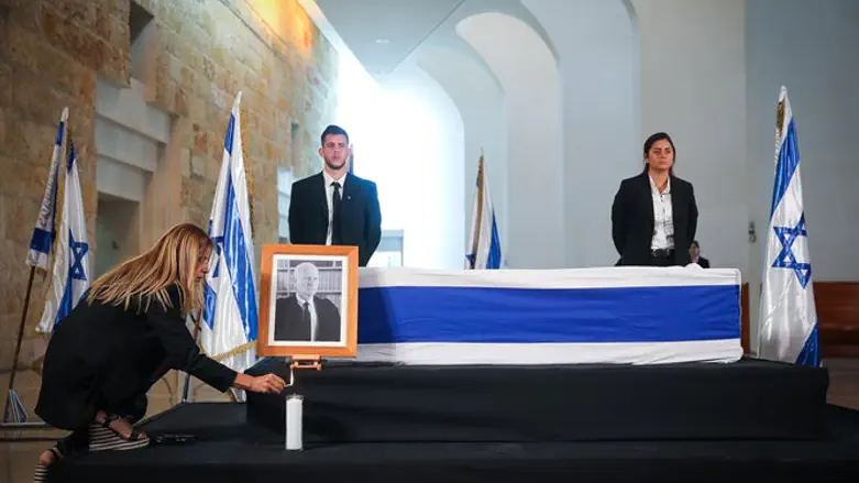 У гробв раввина Нисима Карелица