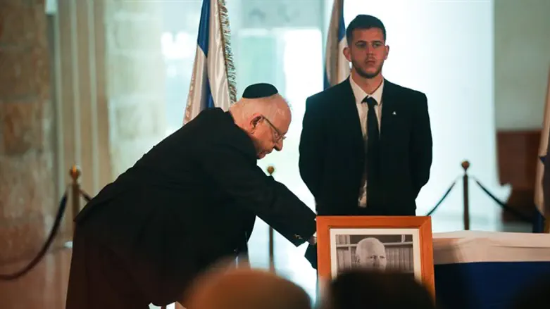 ריבלין ליד ארונו של שמגר ז''ל