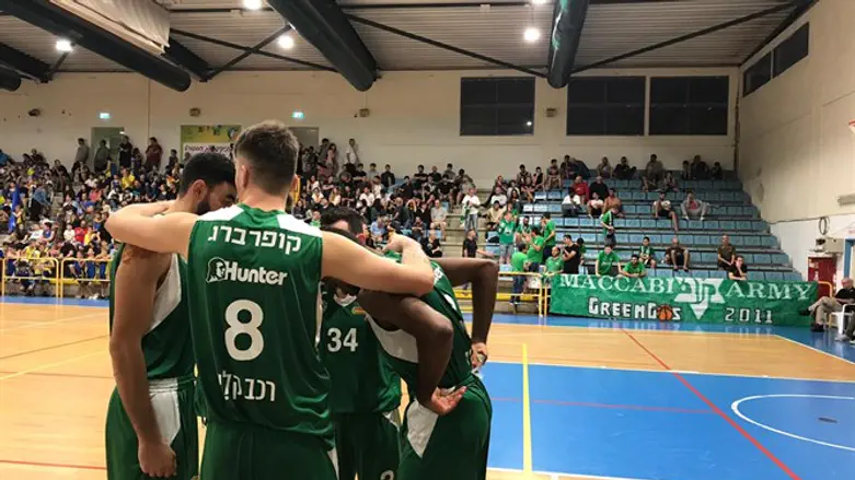 שחקני חיפה בהתיעצות, הערב