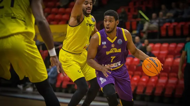 ראיין תופסון מנסה להציל את המצב מול אוסטנד