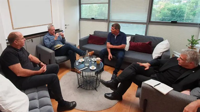 Blue and White leaders meet ahead of receiving mandate to form government