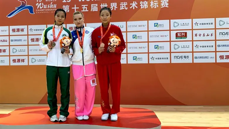 אנסטסיה קיריליוק (במרכז) על הפודיום