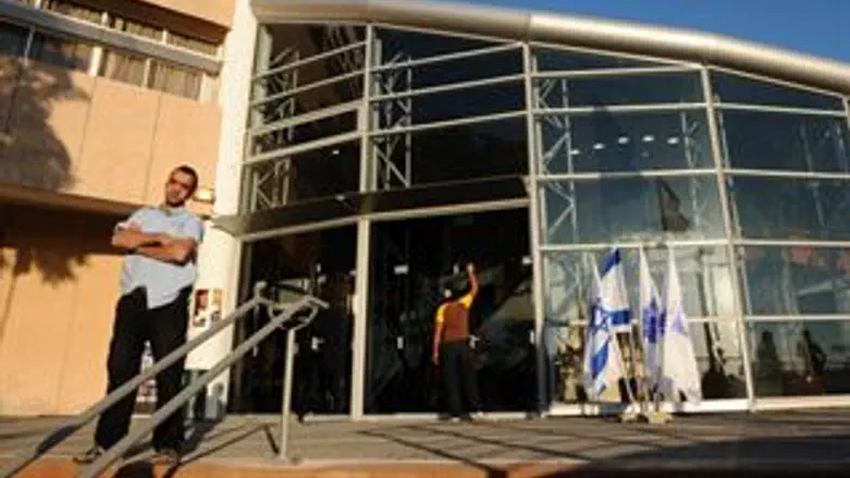 יש מחיר להחרמה. היכל התרבות באריאל