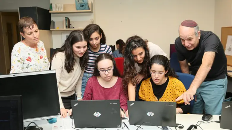 בנות השירות בפעולה, מימין: ישראל יגל. משמאל: מיכל יגל