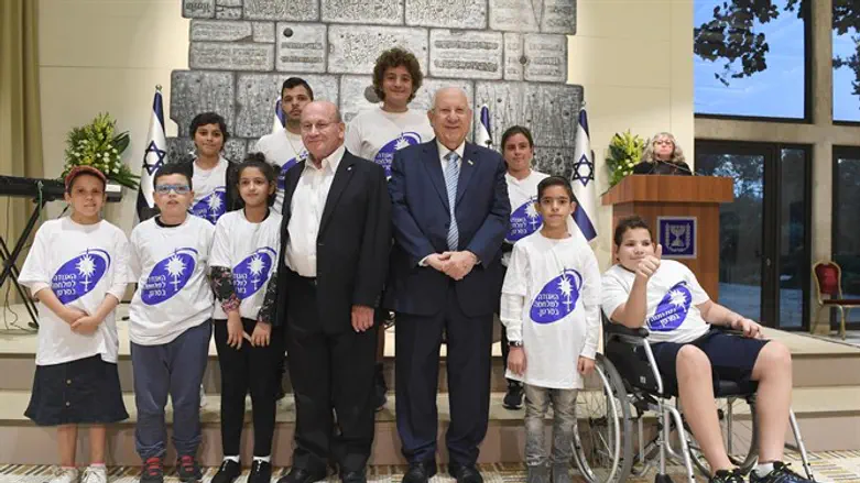 הנשיא רילבין עם ילדים שזכו לליווי האגודה