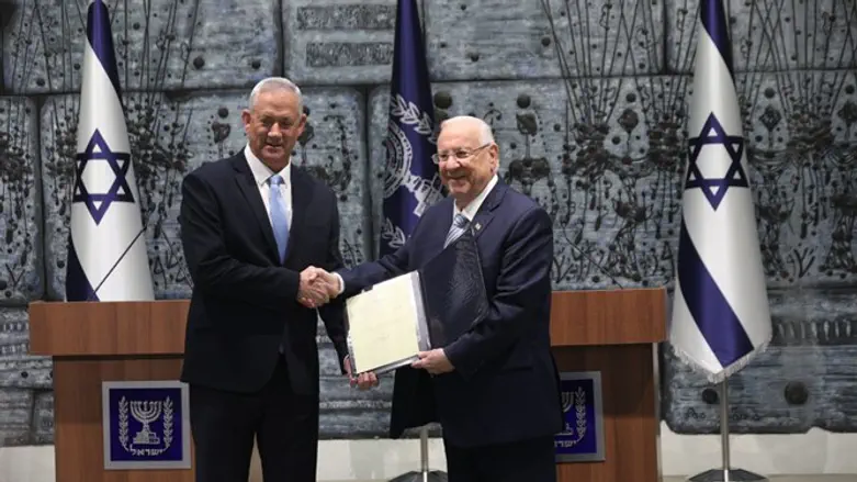 Gantz receives the mandate