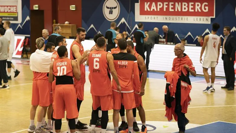 שחקני נס ציונה חוגגים באוסטריה