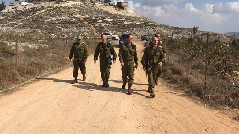 מפקדי צה"ל בסיור בגבעות סמוך ליצהר