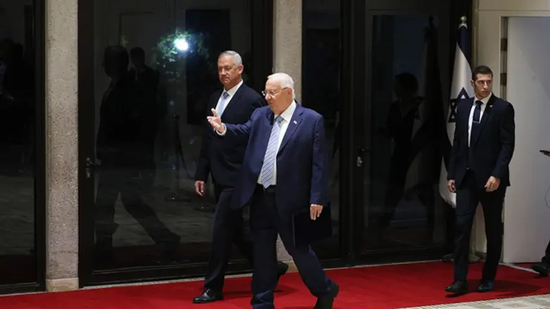 ינסה לפרק את בלוק ה 55- של נתניהו. גנץ מקבל את המנדט מריבלין