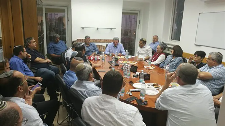 הרב פרץ עם מזכירות הבית היהודי והנציגים המוניציפאליים