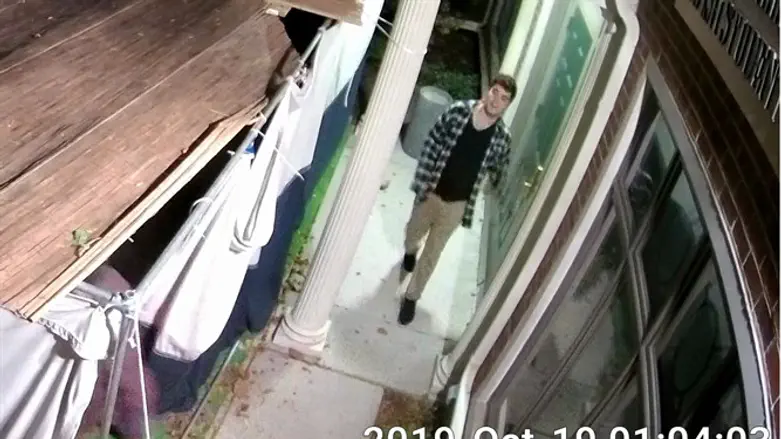 אחד משני הצעירים שהחריבו את הסוכה, כפי שצולם במצלמות האבטחה