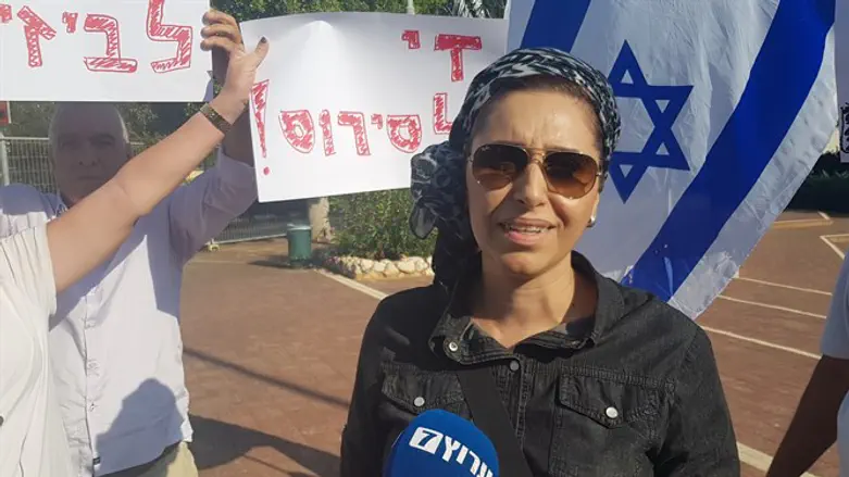 Мать одного из арестованных солдат