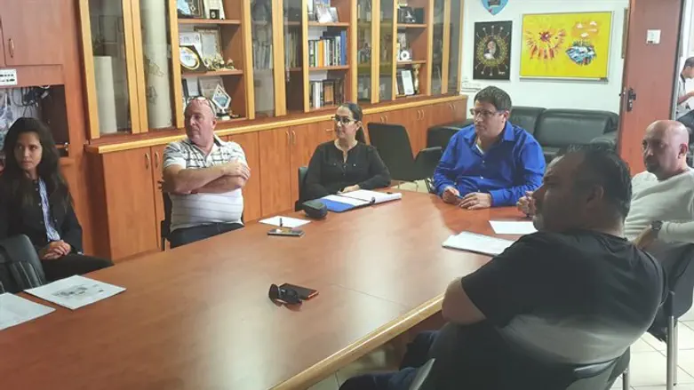 הפגישה בלשכת ראש העיר