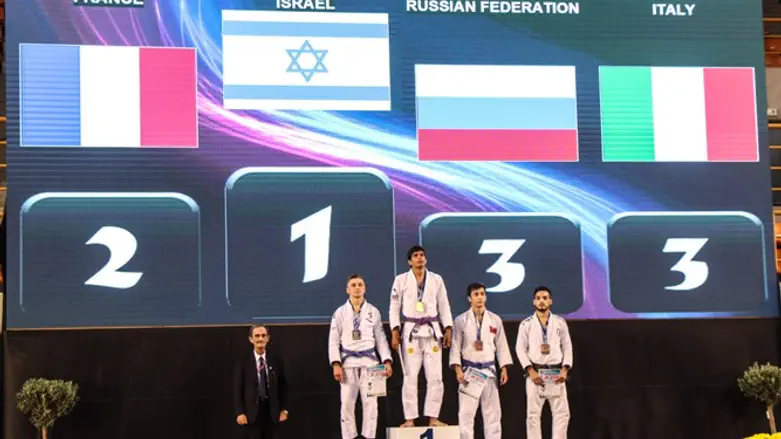 בר גיל נדב בראש הפודיום