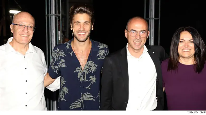 מימין לשמאל: יהודית גריסרו, גונן אוסישקין, השחקן גל פופולר ואלי דפס