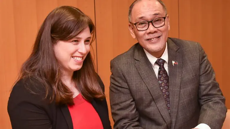 חוטובלי עם עמיתה הפיליפיני