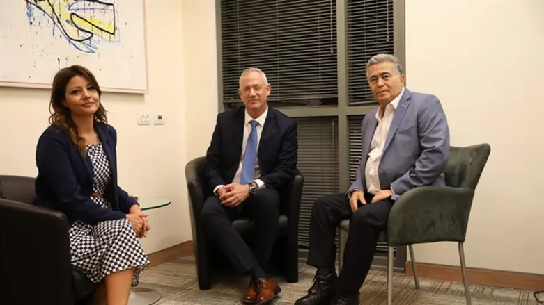 גנץ עם עמיר פרץ ואורלי לוי אבקסיס