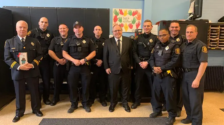 דיין יחד עם השוטרים שטיפלו בטבח בפיטסבורג