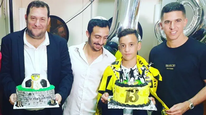 חתן בר המצווה עם קפטן בית"ר ירושלים וראש המועצה