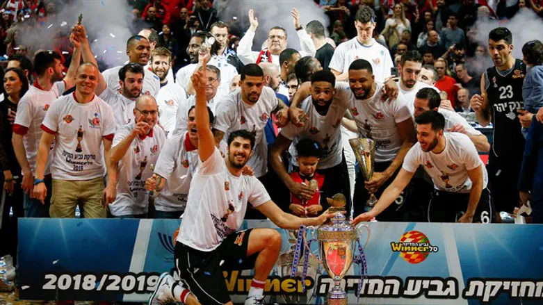 הפועל ירושלים בשנה שעברה עם הגביע. ישמרו עליו?