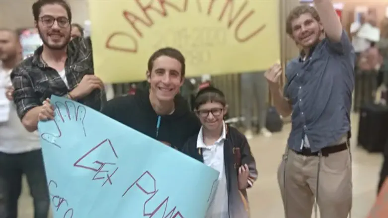 Darkaynu students arrive in Israel