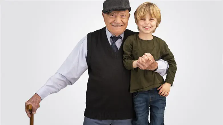 מזכיר להקדיש יותר זמן לסבא וסבתא. 80 וארבע