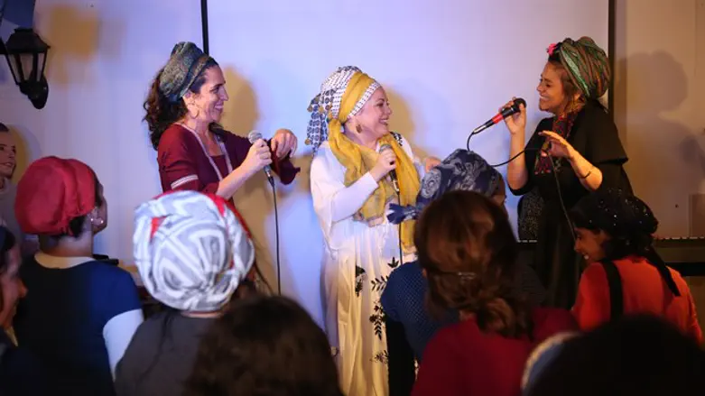 'יוצרות במה'