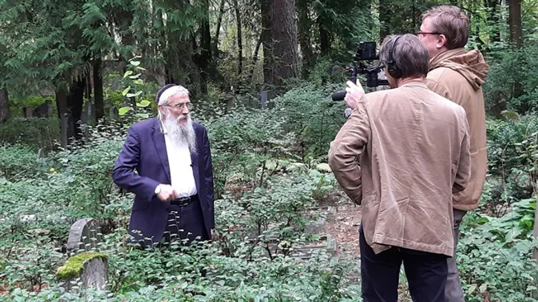 הרב יוסף מנדלביץ' בצילומי הסרט בלטביה