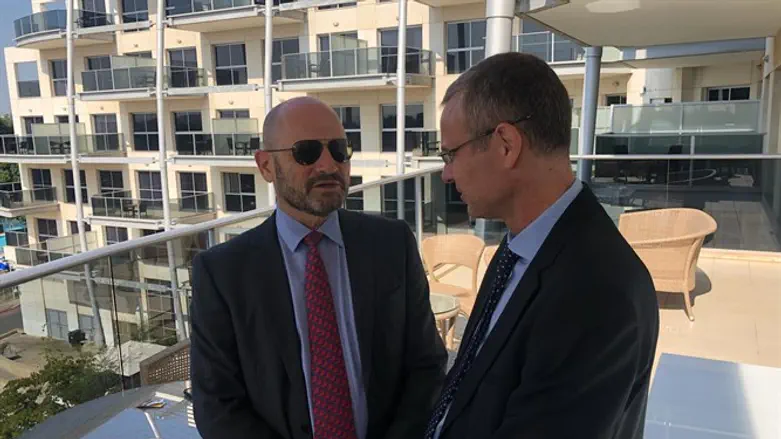 השר לוין ועו"ד טורבוביץ' בפתח הפגישה