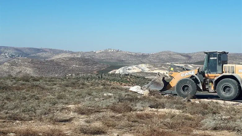 "בקנייתך חלקת אדמה אתה לוקח חלק במאבק ההגנה על אדמות פלשתין". העבודות הפלשתיניות