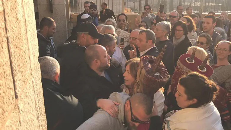 "הגיעו עם תגבור מיוחד". נשות הכותל מנסות להיכנס לרחבה, השבוע