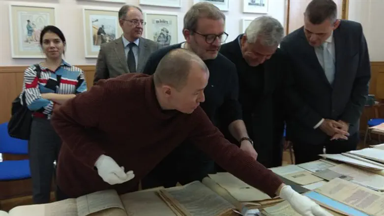 מול המסמכים הישנים