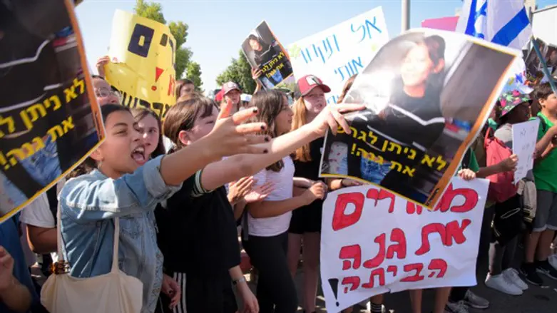 Demonstrators protest against detention of Filipino workers and their children