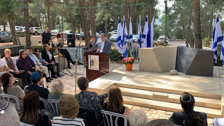 עמיר פרץ ליד קברו של רבין