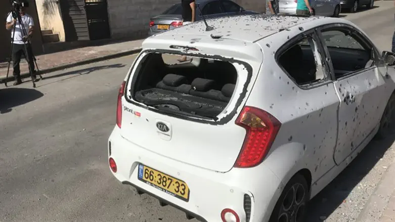 Сдерот. Машина, пострадавшая при ракетном обстреле