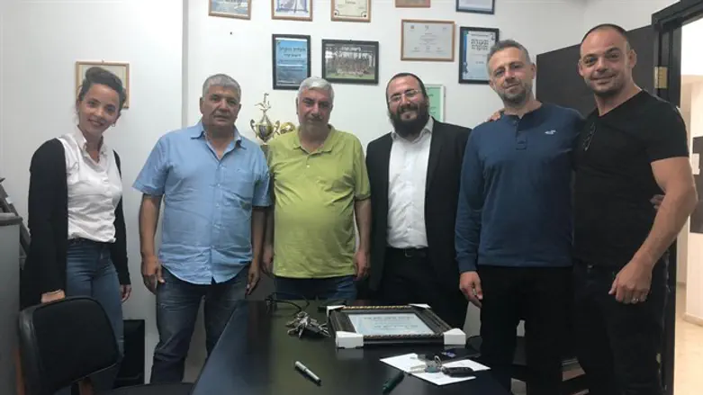 הרב אחיטוב עם חברי המזכירות