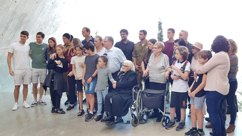 חסידת אומות העולם עם משפחות הניצולים