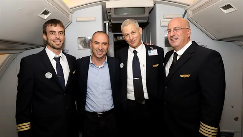 הקברניט מעוז צור, מנהל 747 יונתן גת, המנכ"ל אוסישקין וקצין ראשון אייל פרי