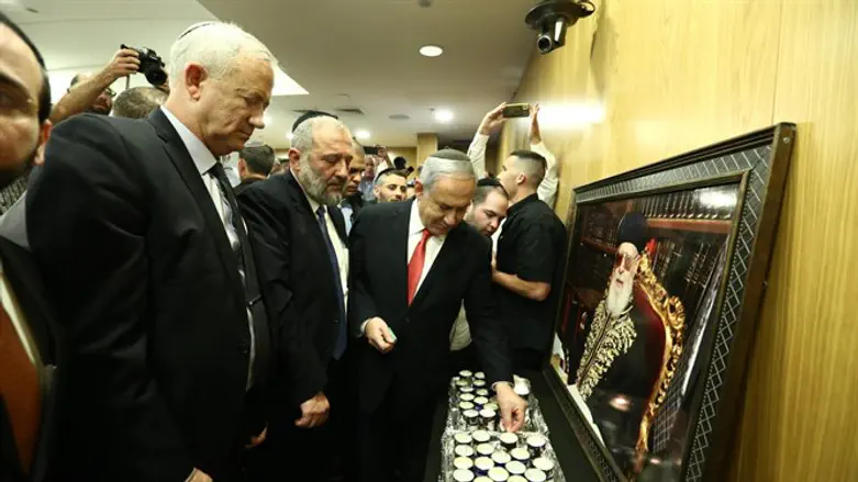 Netanyahu (r), Shas chairman Aryeh Deri (c), Benny Gantz (l)