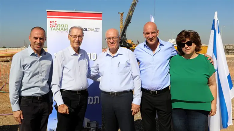 מימין: תמי מוזס, אמיר שוצמן, אלי דפס, יעקב גנות וגונן אוסישקין