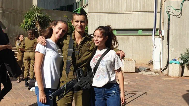 בן מלאכי (במרכז)