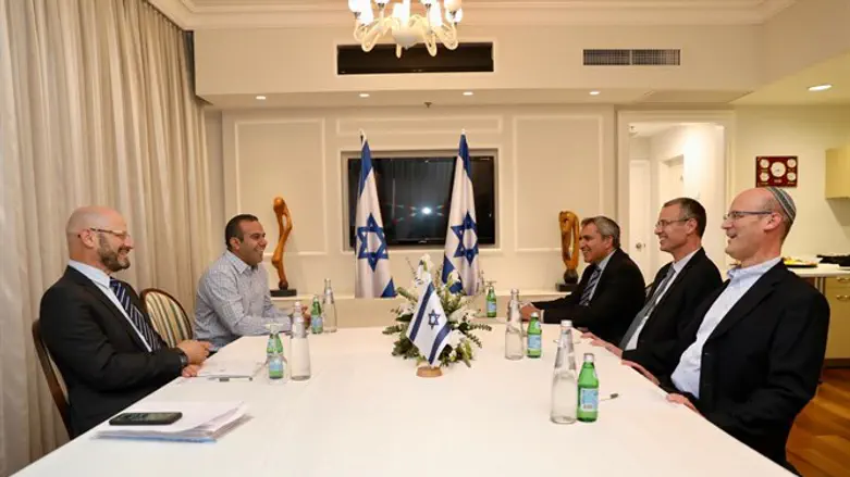 פגישת צוותי הליכוד וכחול לבן