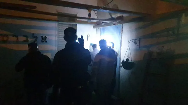 Ночной "налёт" полиции в один из домов поселенцев