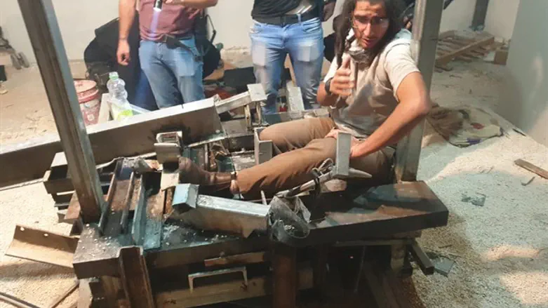 נריה זארוג כבול אל רצפת הבית ביצהר