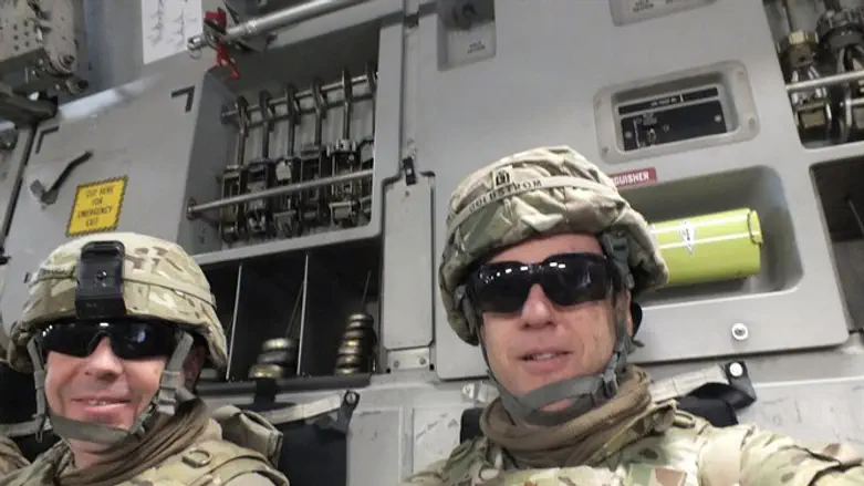 גולדסטרום (מימין) בדרך לביקור צוותים צבאיים באפגניסטן ב-2013