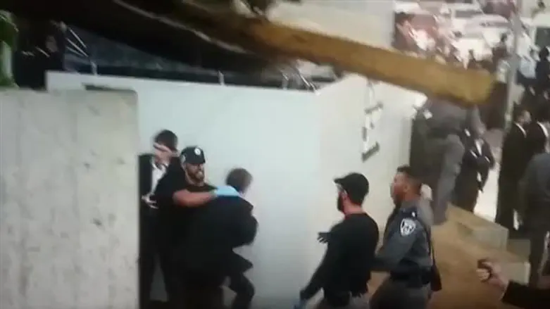 Полицейский нападает на молодого хареди