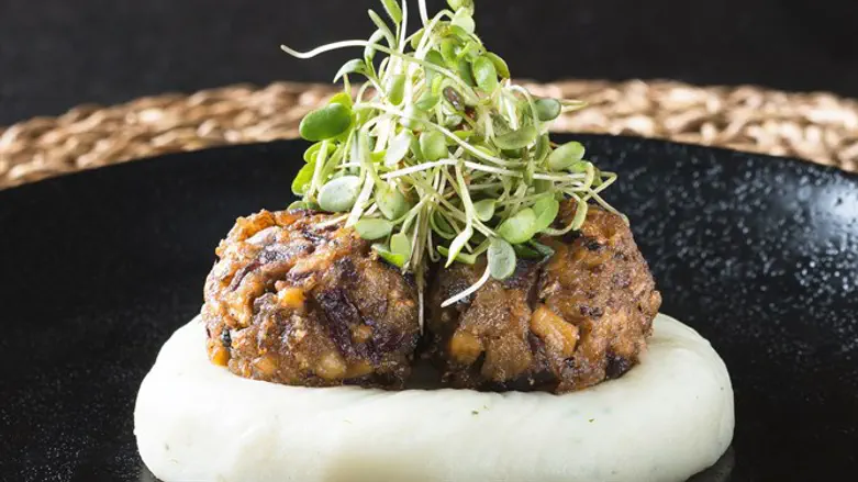 כדורי פטריות על מצע פירה