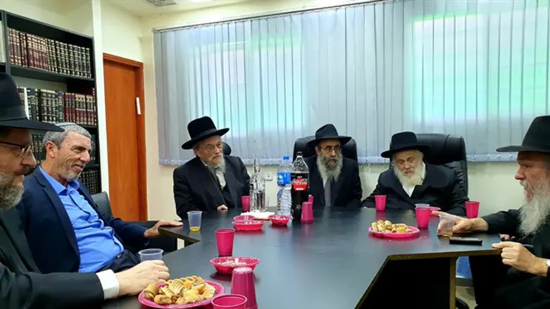 שר החינוך עם חברי בית הדין