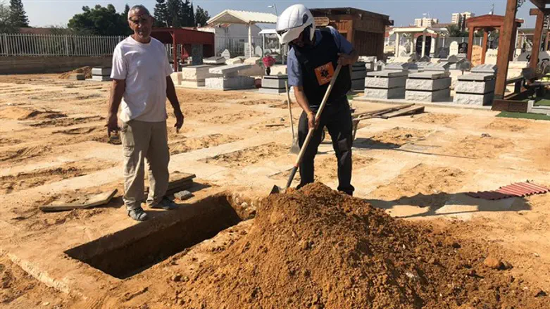 United Hatzalah volunteer prepares burial plot in Sderot